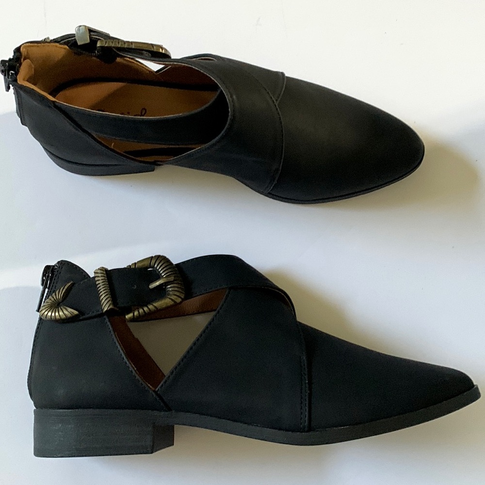 New Qupid Black Distressed Tuxedo Cut Out Gold Belt Ankle Boots Bootie Size 6